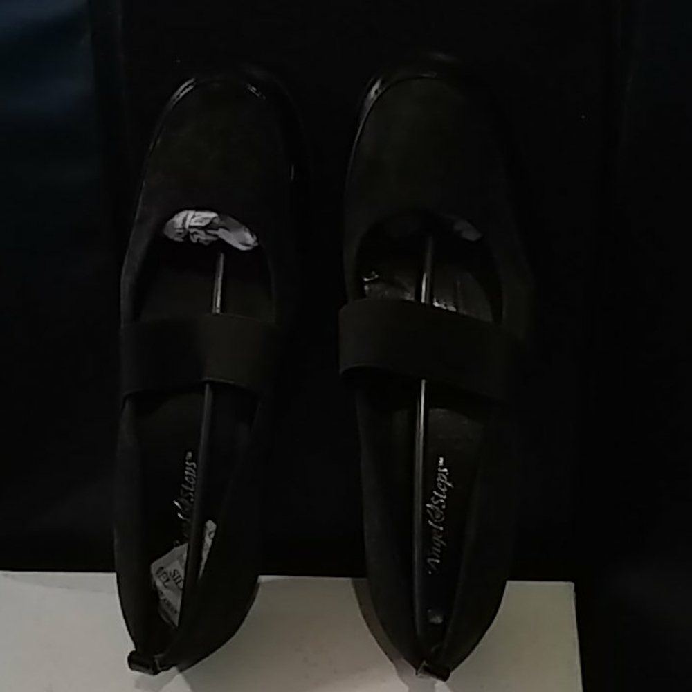 Elastic strap, small wedge shoes.